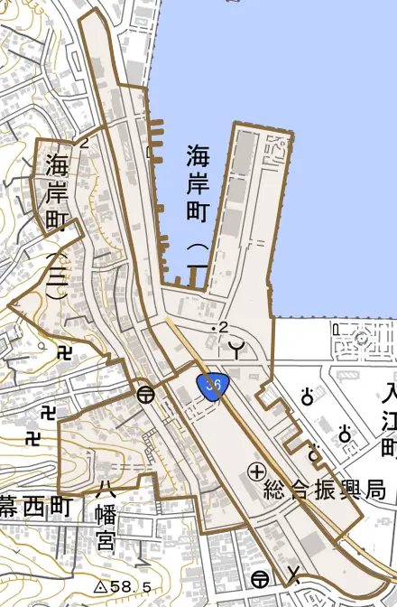 海岸町とその周辺の地図。町の範囲を重ねている