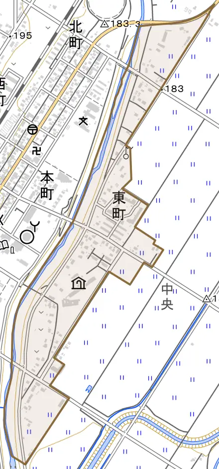 東町とその周辺の地図。町の範囲を重ねている