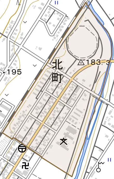 北町とその周辺の地図。町の範囲を重ねている
