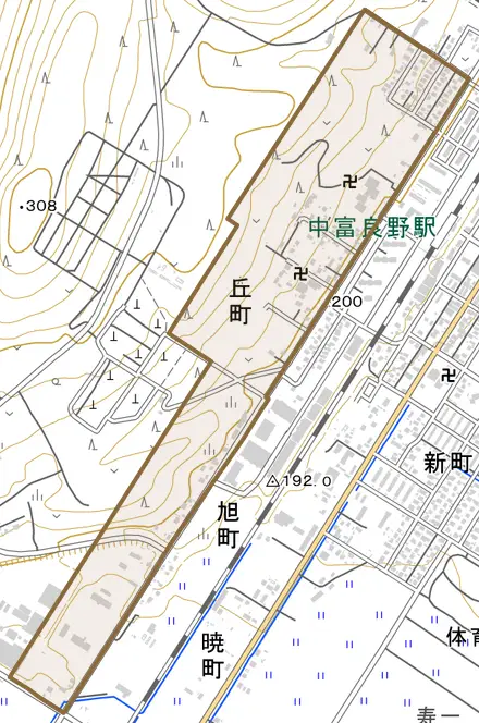 丘町とその周辺の地図。町の範囲を重ねている
