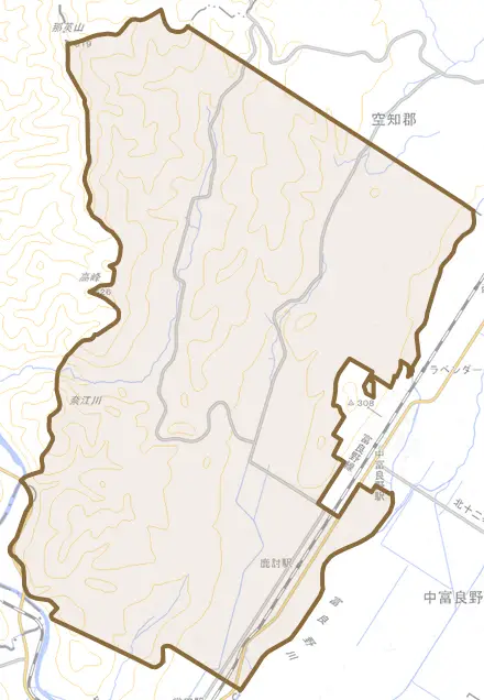 字中富良野とその周辺の地図。町の範囲を重ねている