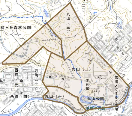 丸山とその周辺の地図。町の範囲を重ねている