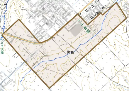 南町とその周辺の地図。町の範囲を重ねている