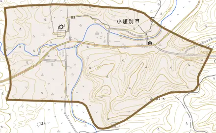 字小頓別とその周辺の地図。町の範囲を重ねている
