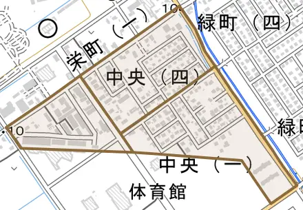 中央とその周辺の地図。町の範囲を重ねている