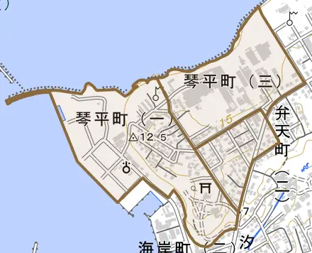 琴平町とその周辺の地図。町の範囲を重ねている