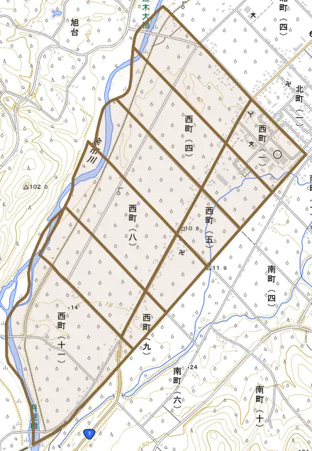 西町とその周辺の地図。町の範囲を重ねている