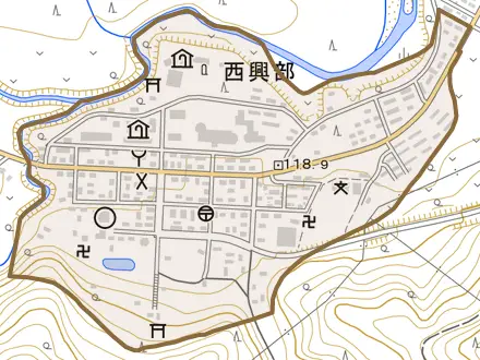 字西興部とその周辺の地図。町の範囲を重ねている