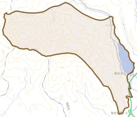 川上町とその周辺の地図。町の範囲を重ねている