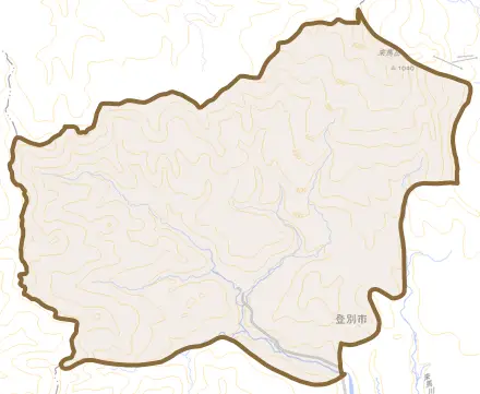鉱山町とその周辺の地図。町の範囲を重ねている