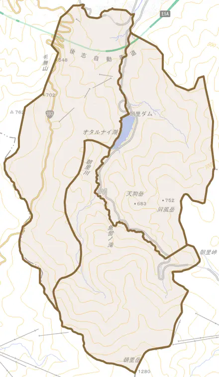 朝里川温泉とその周辺の地図。町の範囲を重ねている