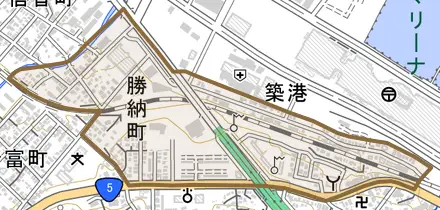 勝納町とその周辺の地図。町の範囲を重ねている