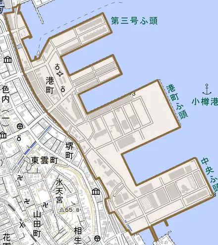 港町とその周辺の地図。町の範囲を重ねている