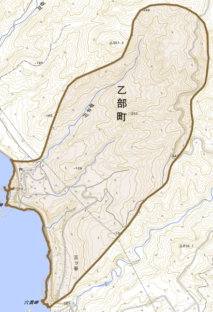 字三ツ谷とその周辺の地図。町の範囲を重ねている