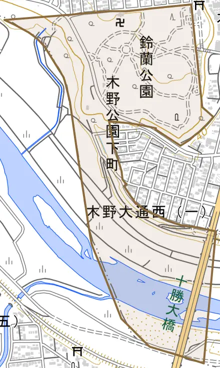 鈴蘭公園とその周辺の地図。町の範囲を重ねている