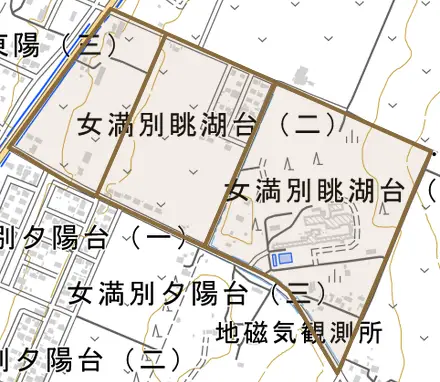 女満別眺湖台とその周辺の地図。町の範囲を重ねている