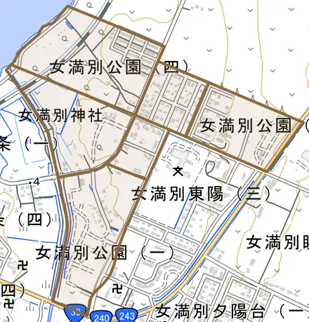 女満別公園とその周辺の地図。町の範囲を重ねている