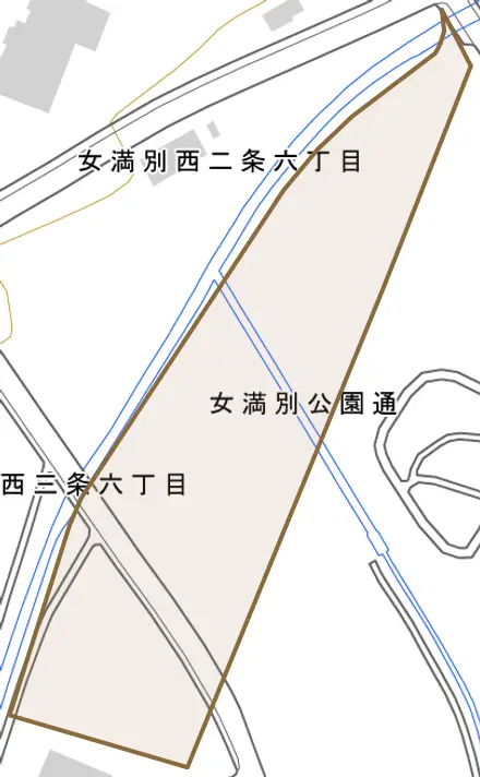 女満別公園通とその周辺の地図。町の範囲を重ねている