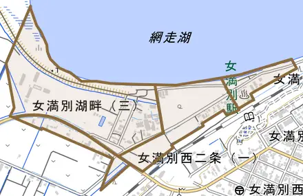 女満別湖畔とその周辺の地図。町の範囲を重ねている