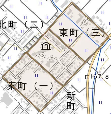 東町とその周辺の地図。町の範囲を重ねている