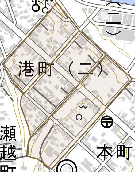 港町とその周辺の地図。町の範囲を重ねている