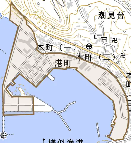 港町とその周辺の地図。町の範囲を重ねている