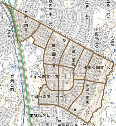 平岡公園東とその周辺の地図。町の範囲を重ねている