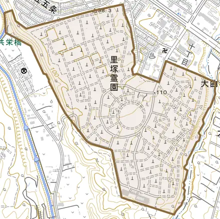 里塚とその周辺の地図。町の範囲を重ねている