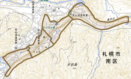 定山渓温泉東とその周辺の地図。町の範囲を重ねている