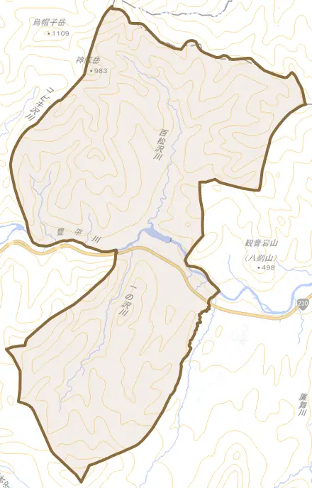 小金湯とその周辺の地図。町の範囲を重ねている