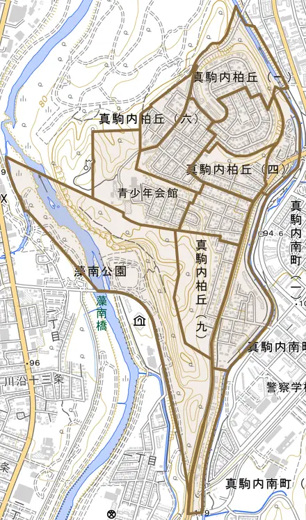 真駒内柏丘とその周辺の地図。町の範囲を重ねている