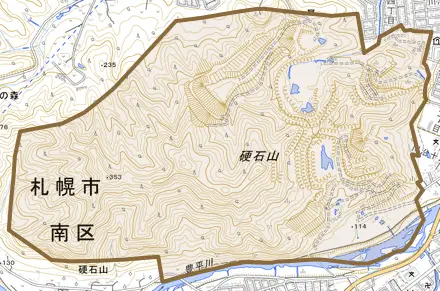 硬石山とその周辺の地図。町の範囲を重ねている
