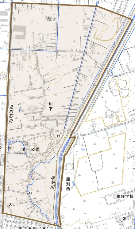 川下とその周辺の地図。町の範囲を重ねている