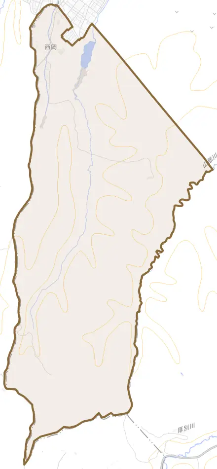 西岡とその周辺の地図。町の範囲を重ねている