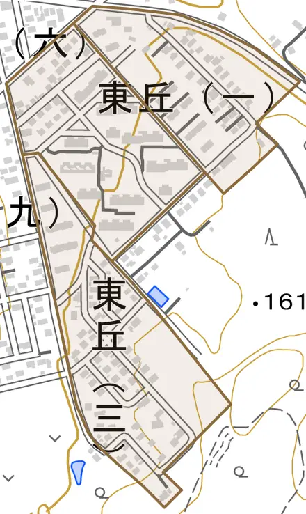 東丘とその周辺の地図。町の範囲を重ねている