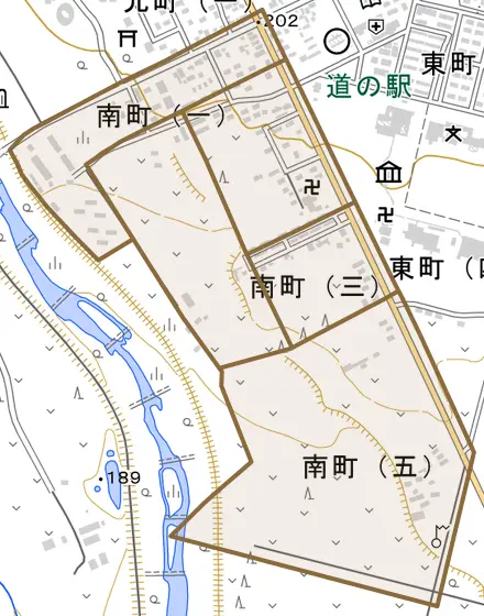 南町とその周辺の地図。町の範囲を重ねている