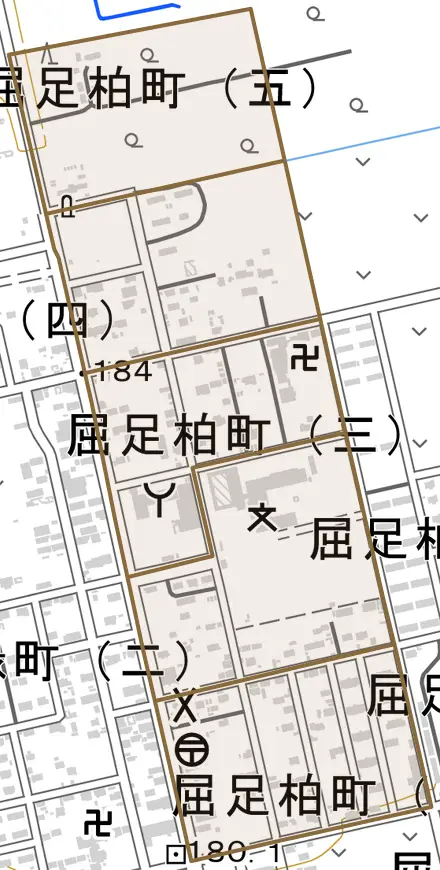 屈足柏町とその周辺の地図。町の範囲を重ねている