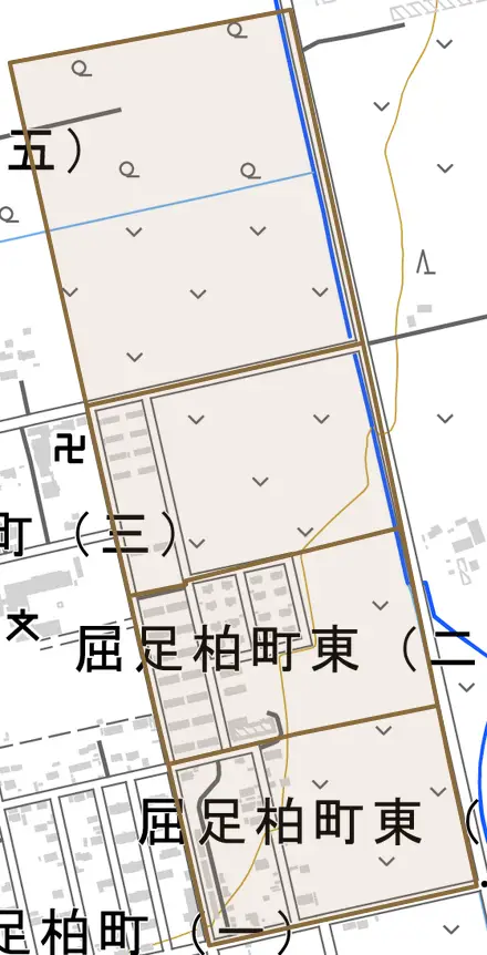 屈足柏町東とその周辺の地図。町の範囲を重ねている