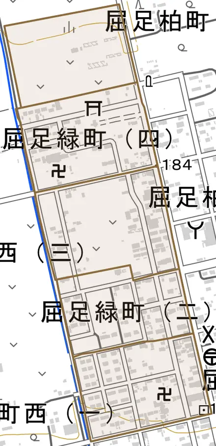 屈足緑町とその周辺の地図。町の範囲を重ねている