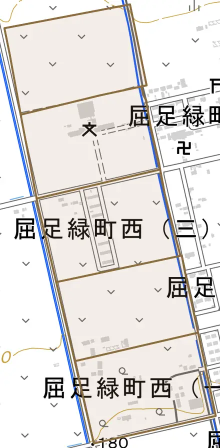 屈足緑町西とその周辺の地図。町の範囲を重ねている