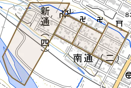 新通とその周辺の地図。町の範囲を重ねている