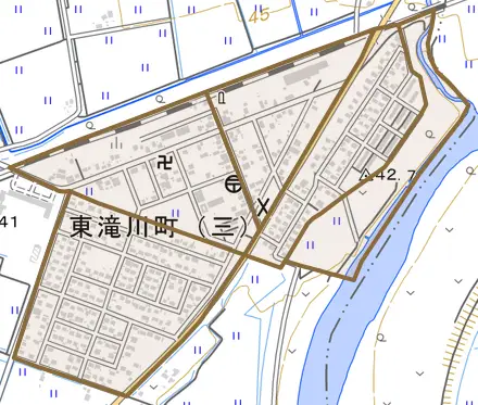 東滝川町とその周辺の地図。町の範囲を重ねている