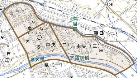 中央とその周辺の地図。町の範囲を重ねている