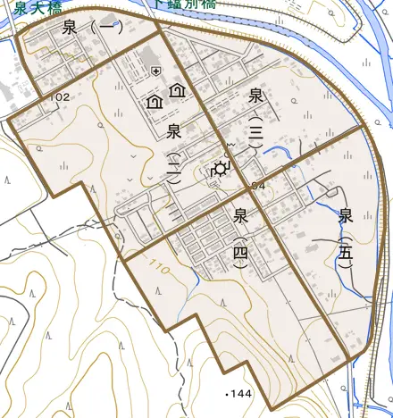 泉とその周辺の地図。町の範囲を重ねている