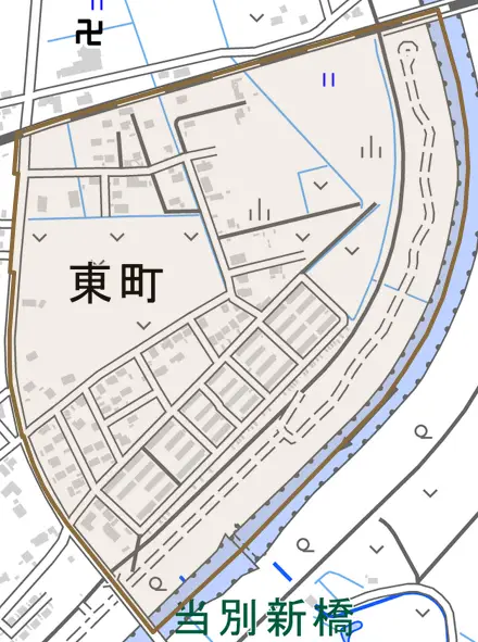 東町とその周辺の地図。町の範囲を重ねている