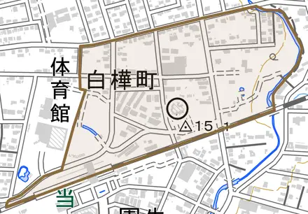 白樺町とその周辺の地図。町の範囲を重ねている
