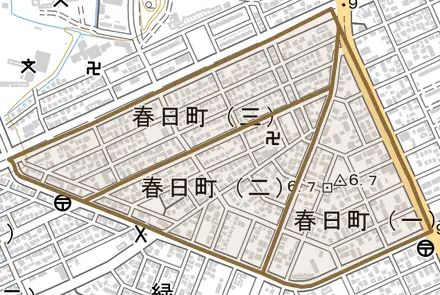 春日町とその周辺の地図。町の範囲を重ねている