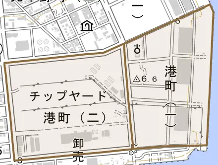 港町とその周辺の地図。町の範囲を重ねている