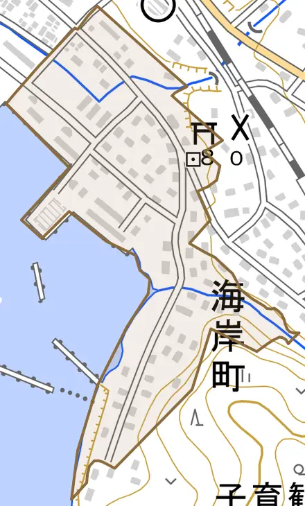 字海岸町とその周辺の地図。町の範囲を重ねている