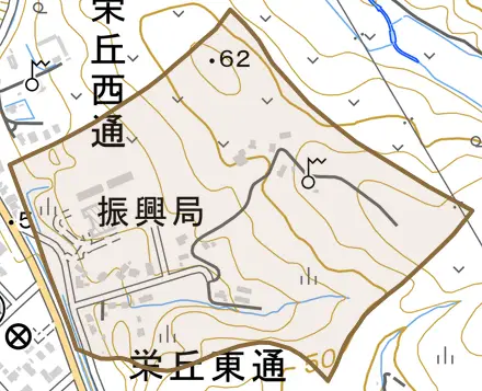 栄丘東通とその周辺の地図。町の範囲を重ねている